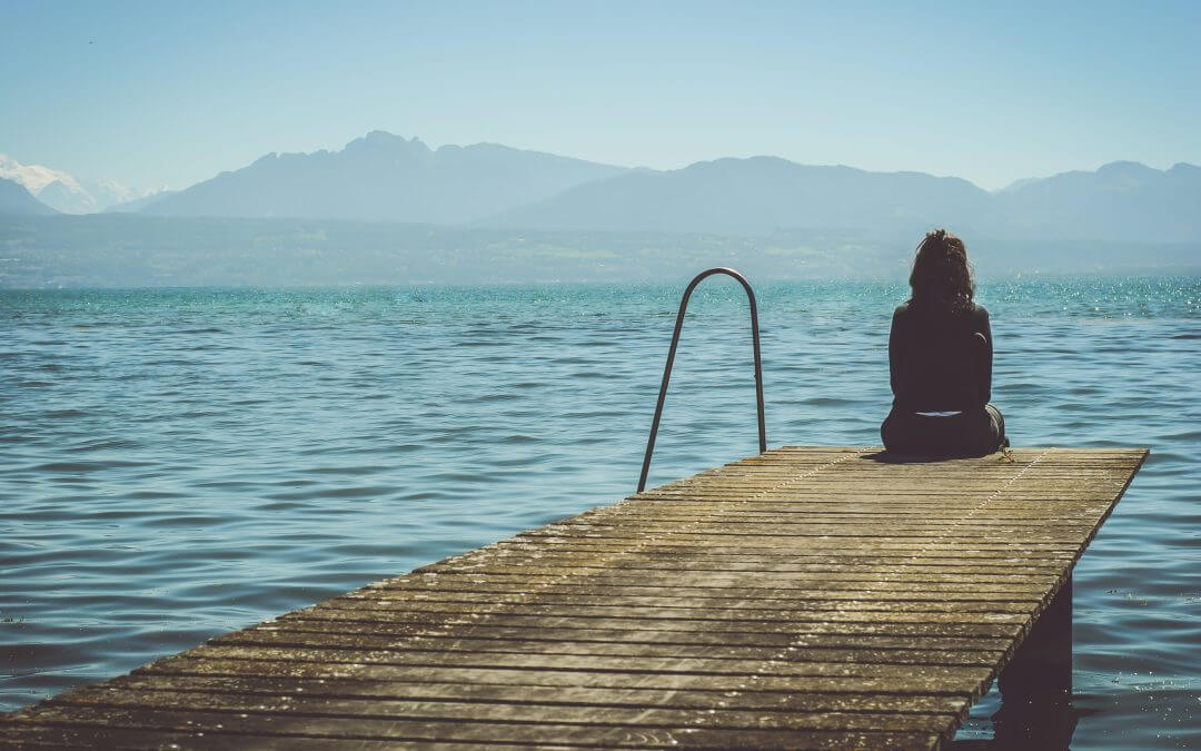 Depresiją įveikusi jauna moteris: yra daug veiksmingų būdų padėti sau